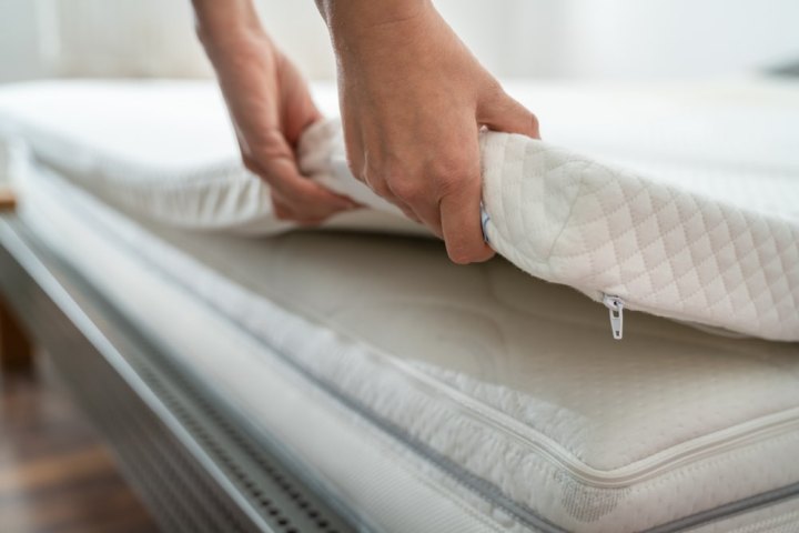 مرتبة تطريه فايبر بقماش أبيض